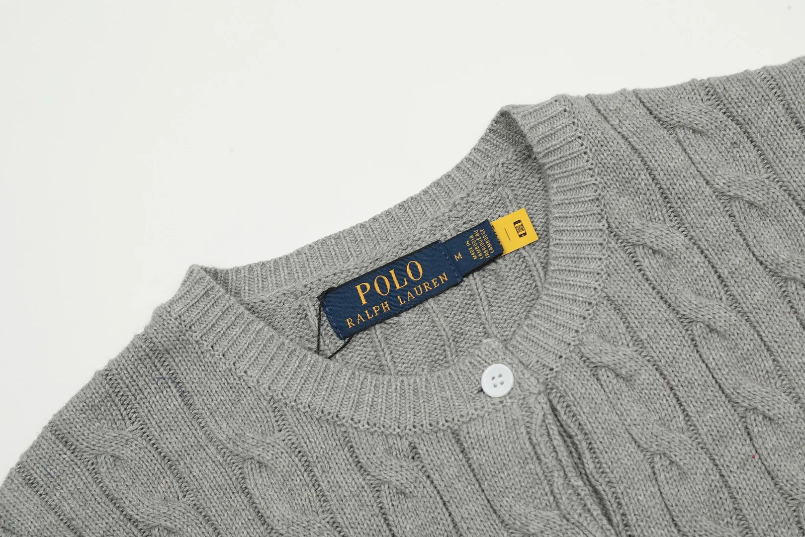 🅿️176 "Top quality" Style number: DS021# (not off the shelves all year round) [Ralph Lauren round neck cardigan solid color pony embroidered logo knitted short sleeves] ✅Ralph Lauren classic basic versatile all-season cardigan knitted short sleeves ✅Main supplier platform live broadcast Wholesale entities Replenish when out of stock Not off the shelves ✅ZP quality 1:1 version Scan the code to enter the GF website Counter quality ✅Details and quality are the only one in Guangzhou. Imported quality cotton yarn, focusing on high-end, cost-effective. Needless to say good quality. ✅The version is restored to the original order. The maximum size can be worn up to 160 pounds. Loose, comfortable and stress-free.
